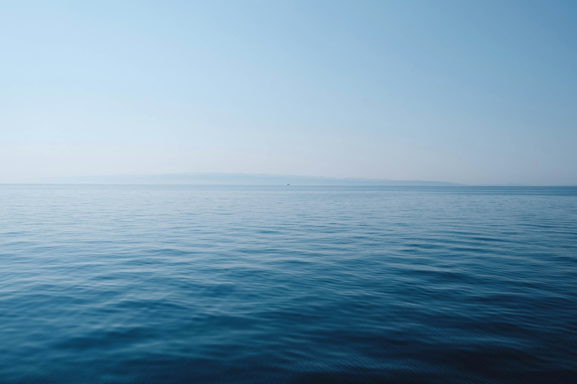 Спокійне туманне море на світанку — символ ясності та нового початку